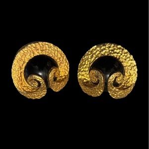 Vintage 80's swirl stud earrings gold tone textured with black cabochon